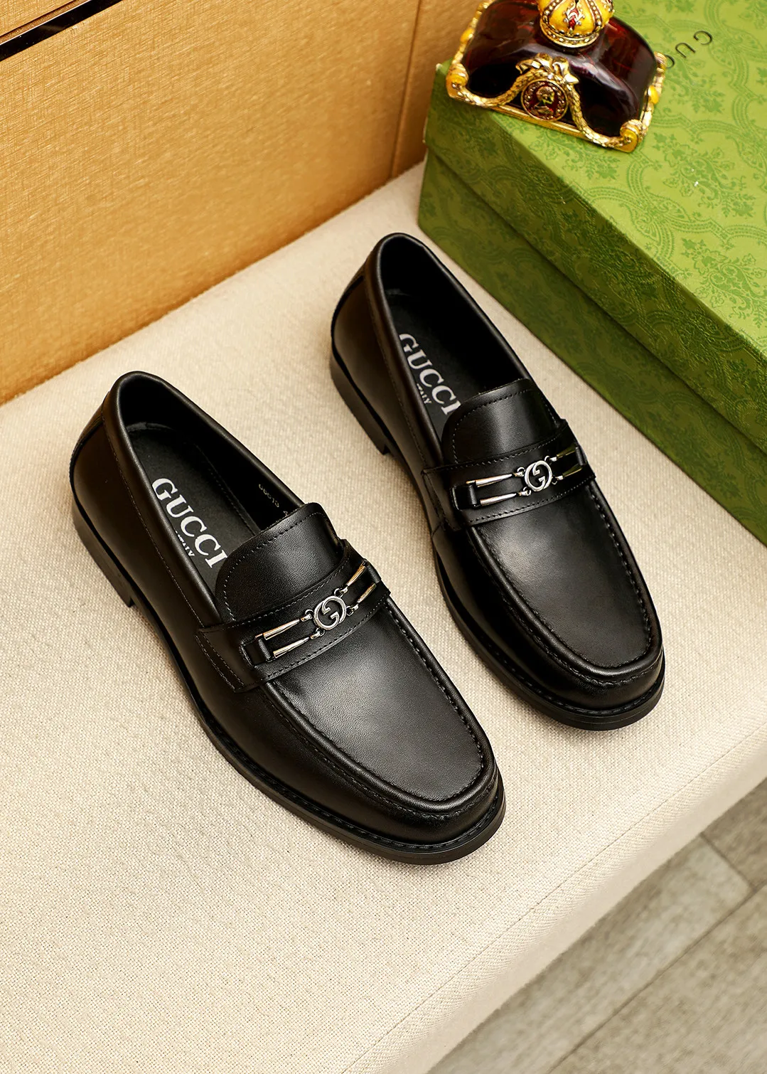 Men's shoes 💰480 💐 Product trademark: GUCCI "Gucci" casual leather shoes Regular size: 38-44 (45.46🉑️customized) Product materials: Selected imported first-layer calfskin upper + luxury hardware buckle, imported water-dyed cow leather lining. Strong three-dimensional visual effect, original outsole color: 2 colors available